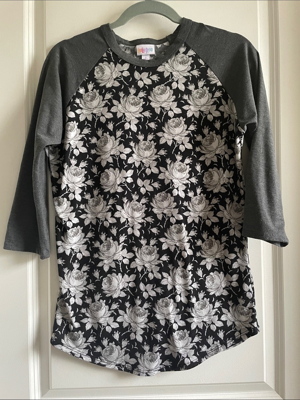 Black and White T-shirt 3/4 sleeve Floral Rose print LuLaRoe Randy Raglan top